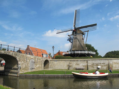 Schaluppe in einem Kanal in Friesland